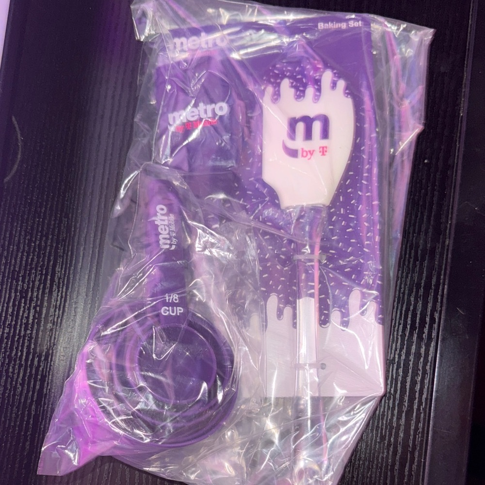 Metro PCS Purple Baking Set with Measuring Cups & Mixing spatula